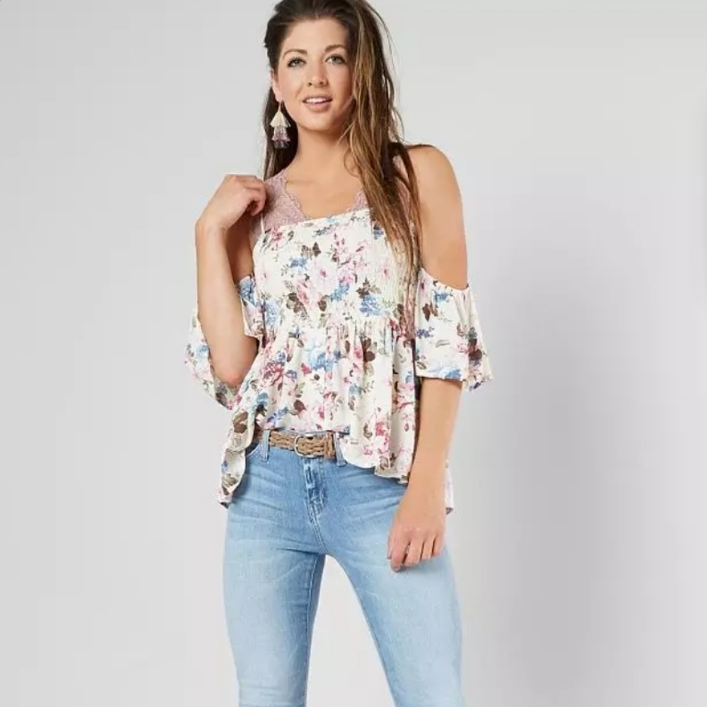 Gimmicks by BKE Buckle Floral Smocked Top - Picture 2 of 10